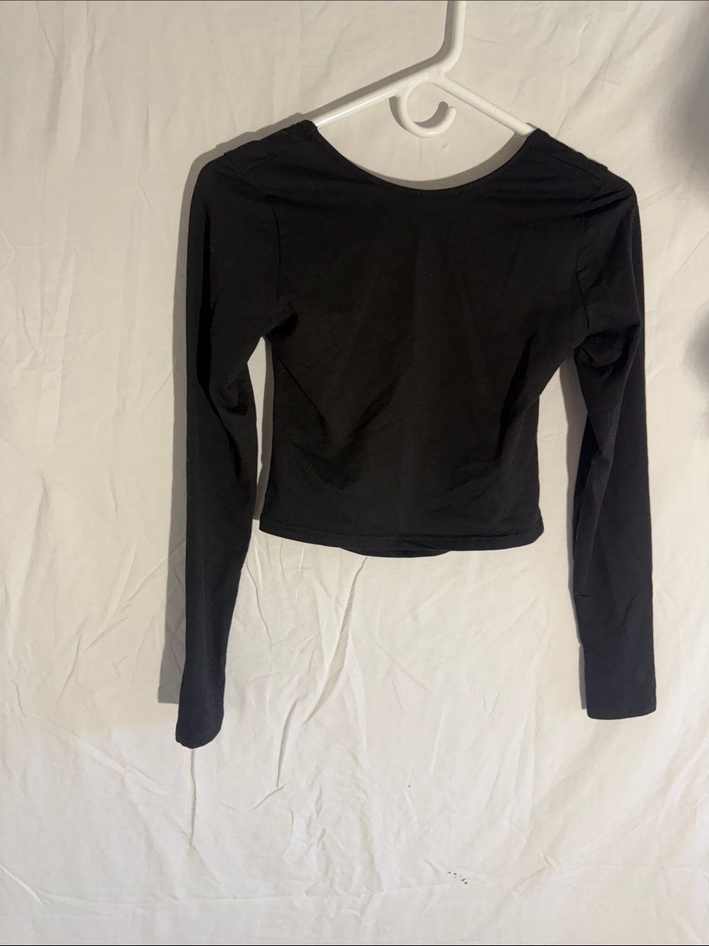 Edikted Classic Black Long-Sleeve Women's Top with Open Back